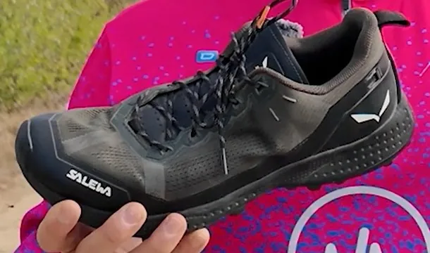 Chaussure de speed hiking Salewa tenue en main pour vérifier la longueur, la largeur et la tenue du talon