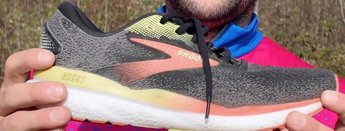 Semelle de chaussure de running à fort amorti tenue en main
