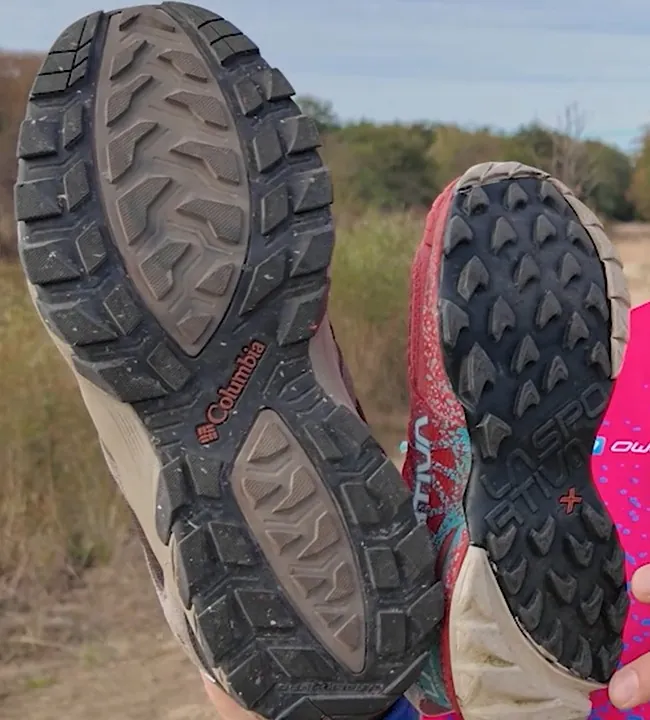 Semelles de chaussure de trail crantée et de chaussure de running lisse comparées côte à côte