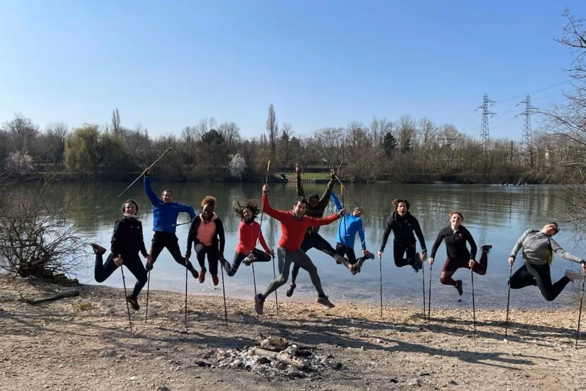 Formation d'animateurs : le groupe saute en synchro avec les bâtons au bord de l'eau