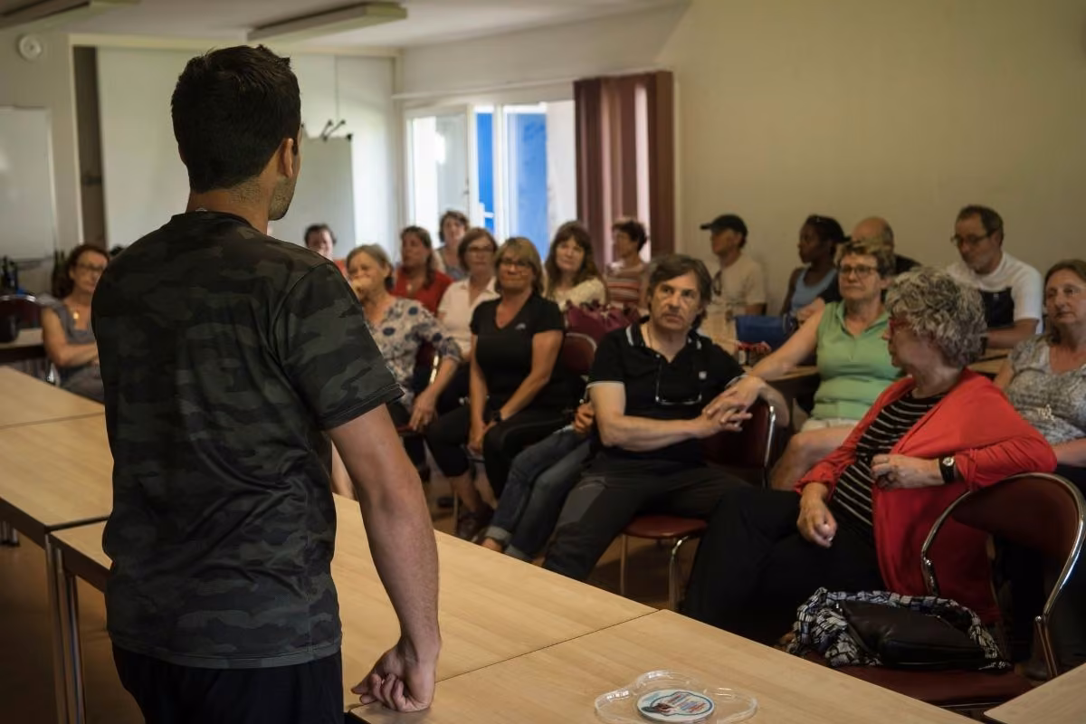 Kévin Richard face aux participants d'une formation en salle