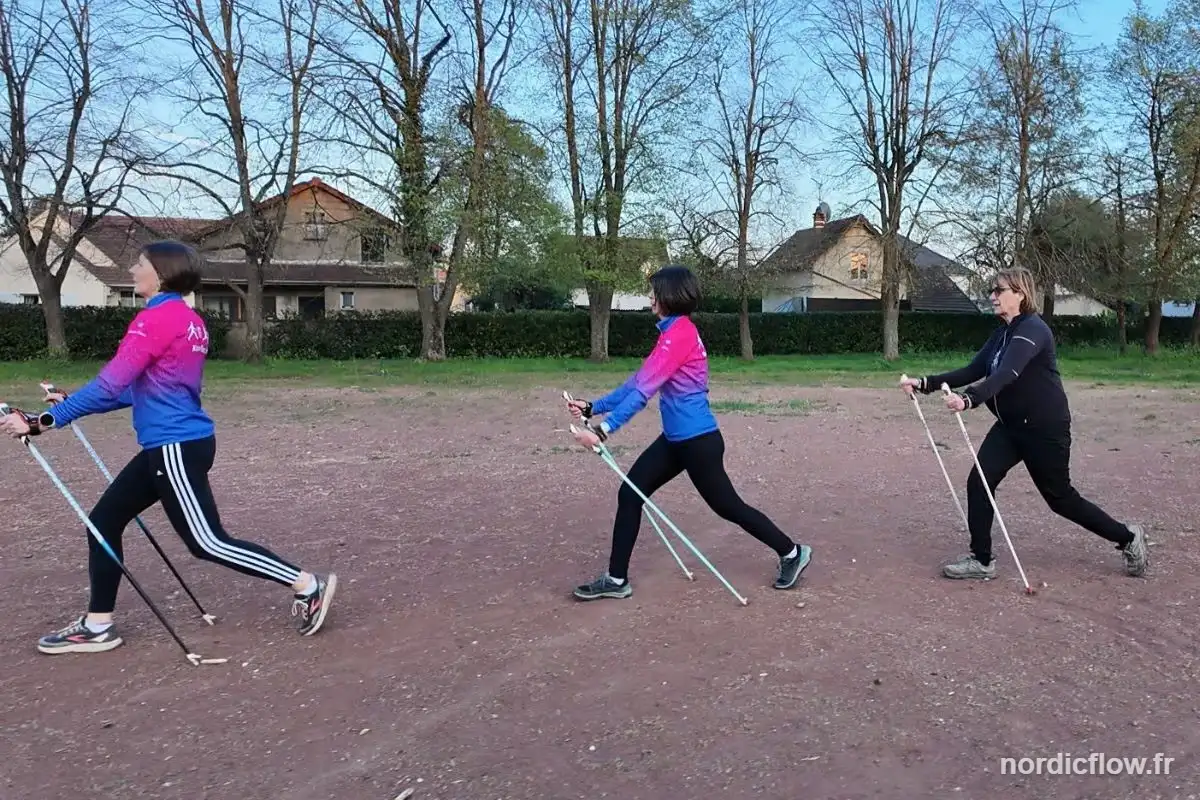 Groupe de marche nordique en séance régulière en plein air