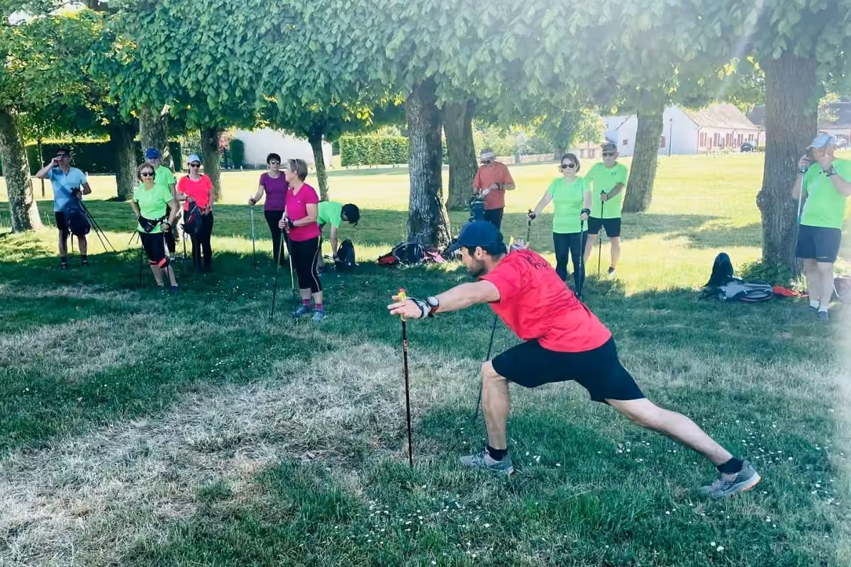 Groupe de club sur une pelouse de parc, le coach en grande fente au premier plan