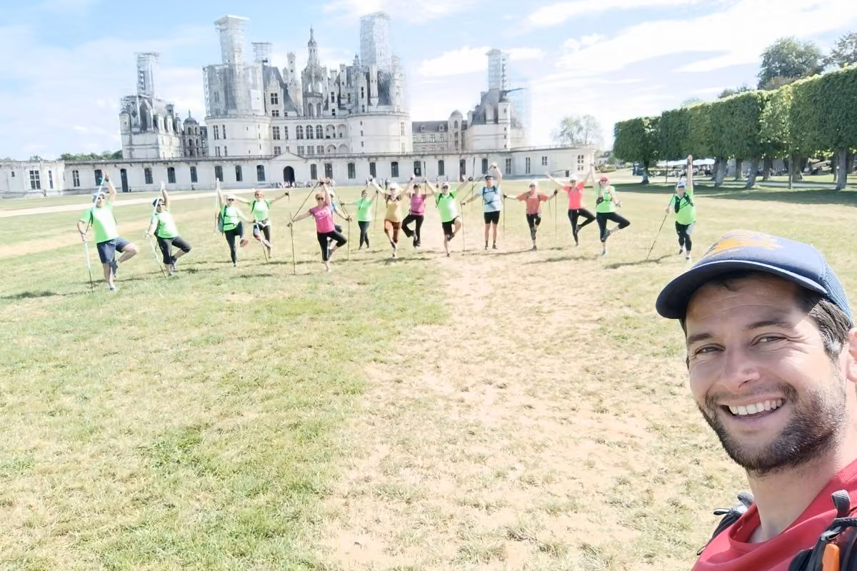 Kévin Richard et un groupe de club en équilibre sur la pelouse d'un château