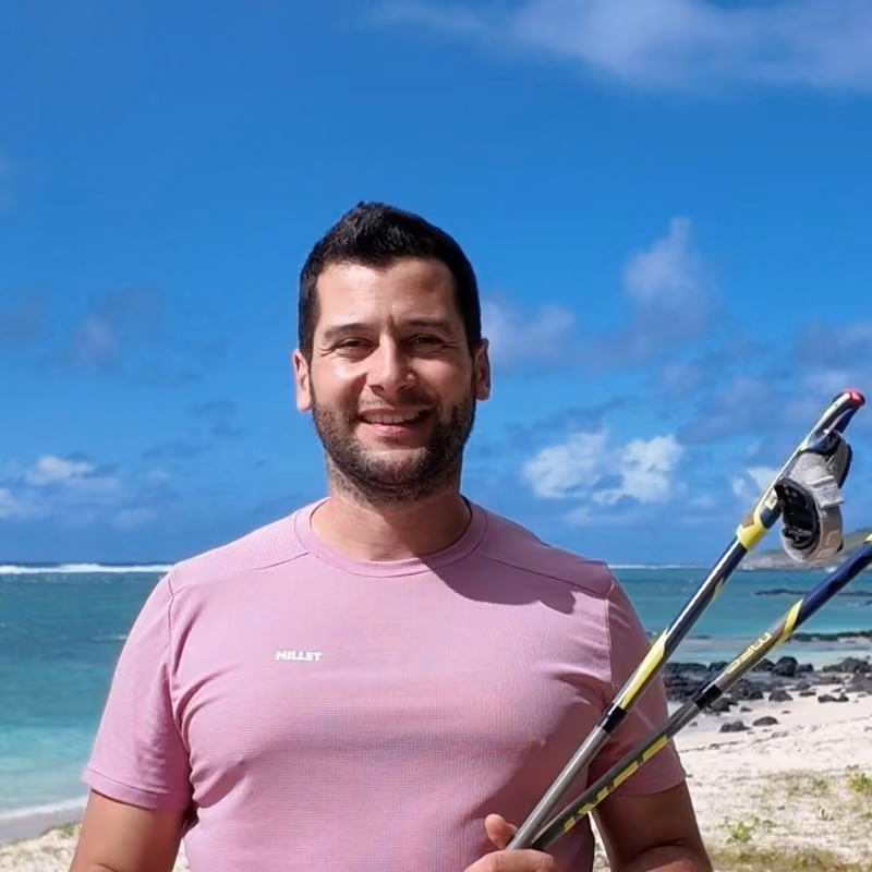 Kévin Richard, coach de marche nordique, souriant, bâton à la main