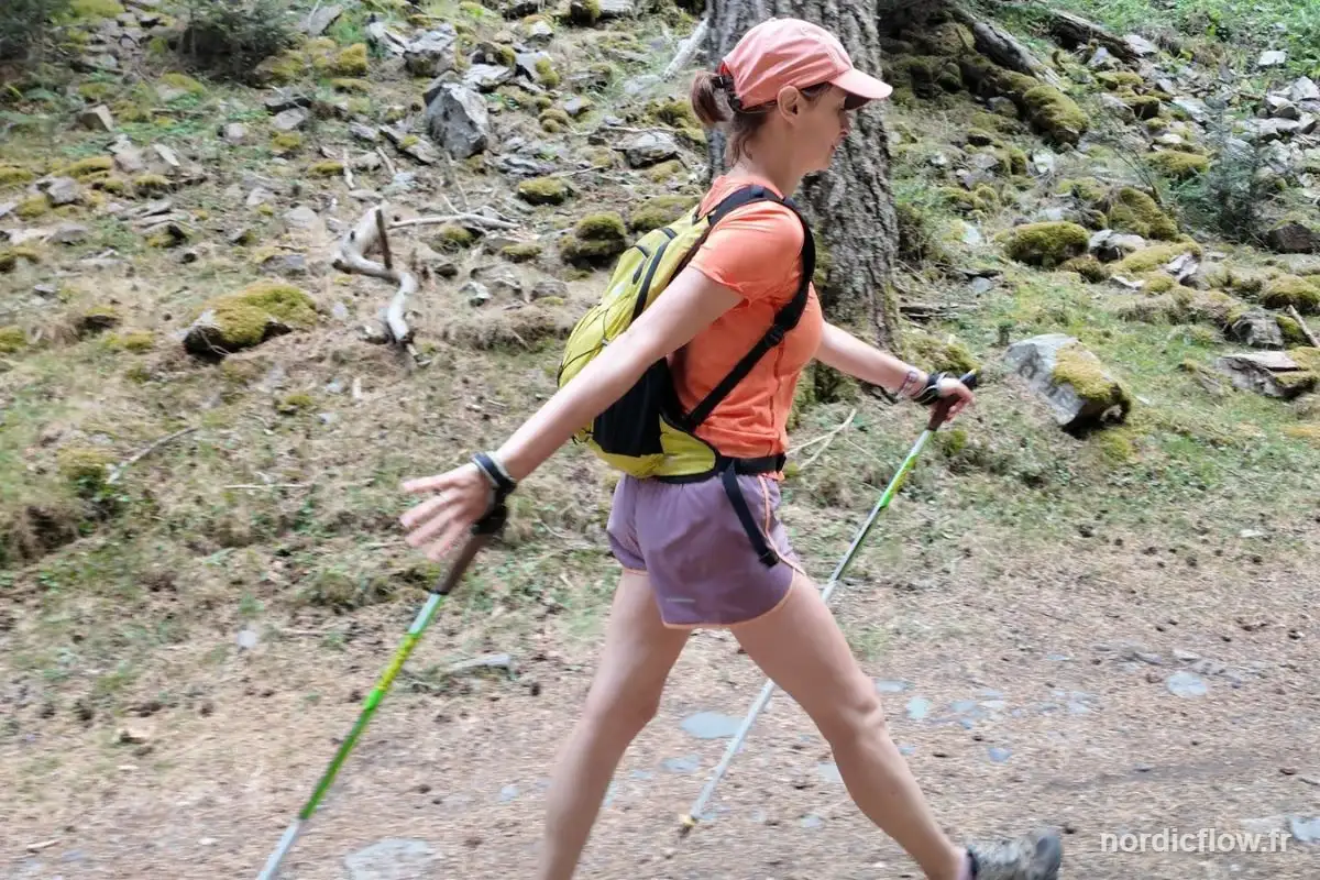 Marche nordique et perte de poids : bras engagés et poussée active sur les bâtons en montagne