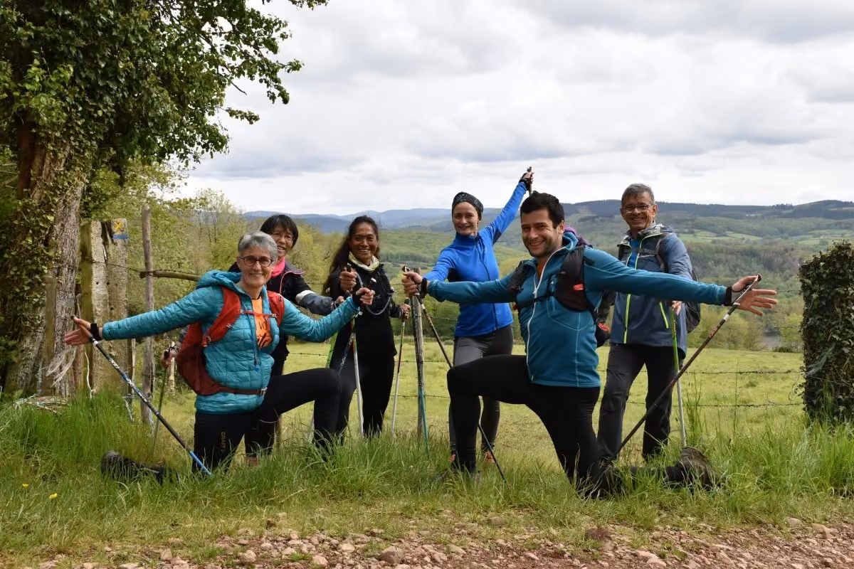 Groupe Nordic Flow bras ouverts dans une prairie du Morvan, bâtons en main