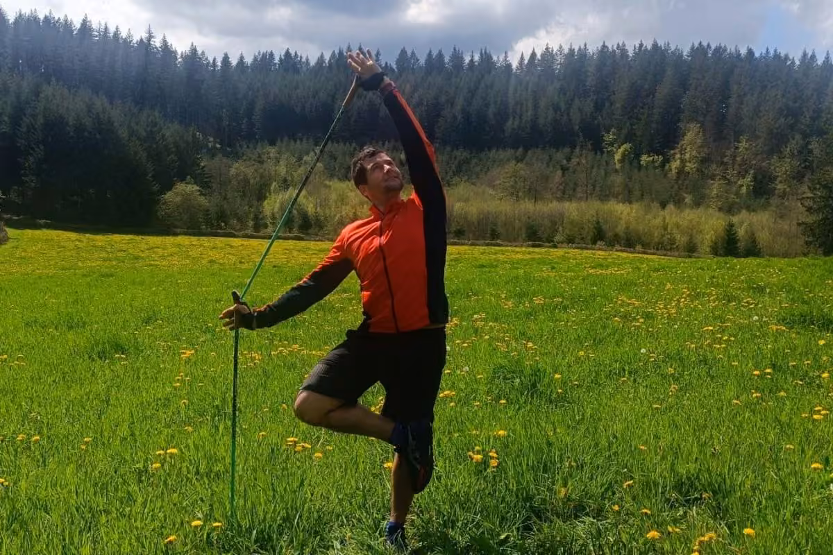 Posture de l'arbre avec bâton devant la forêt
