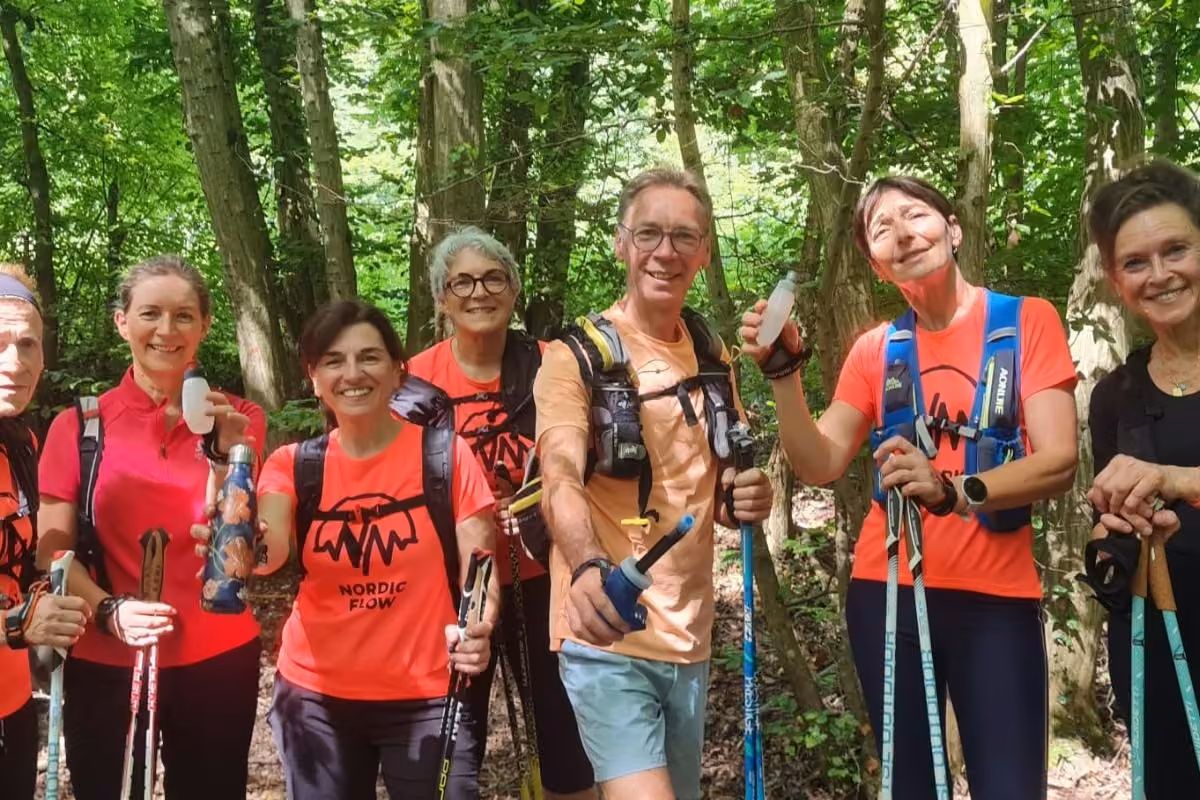 Groupe souriant des Samedis Nordiques en forêt de Sénart, bâtons en main