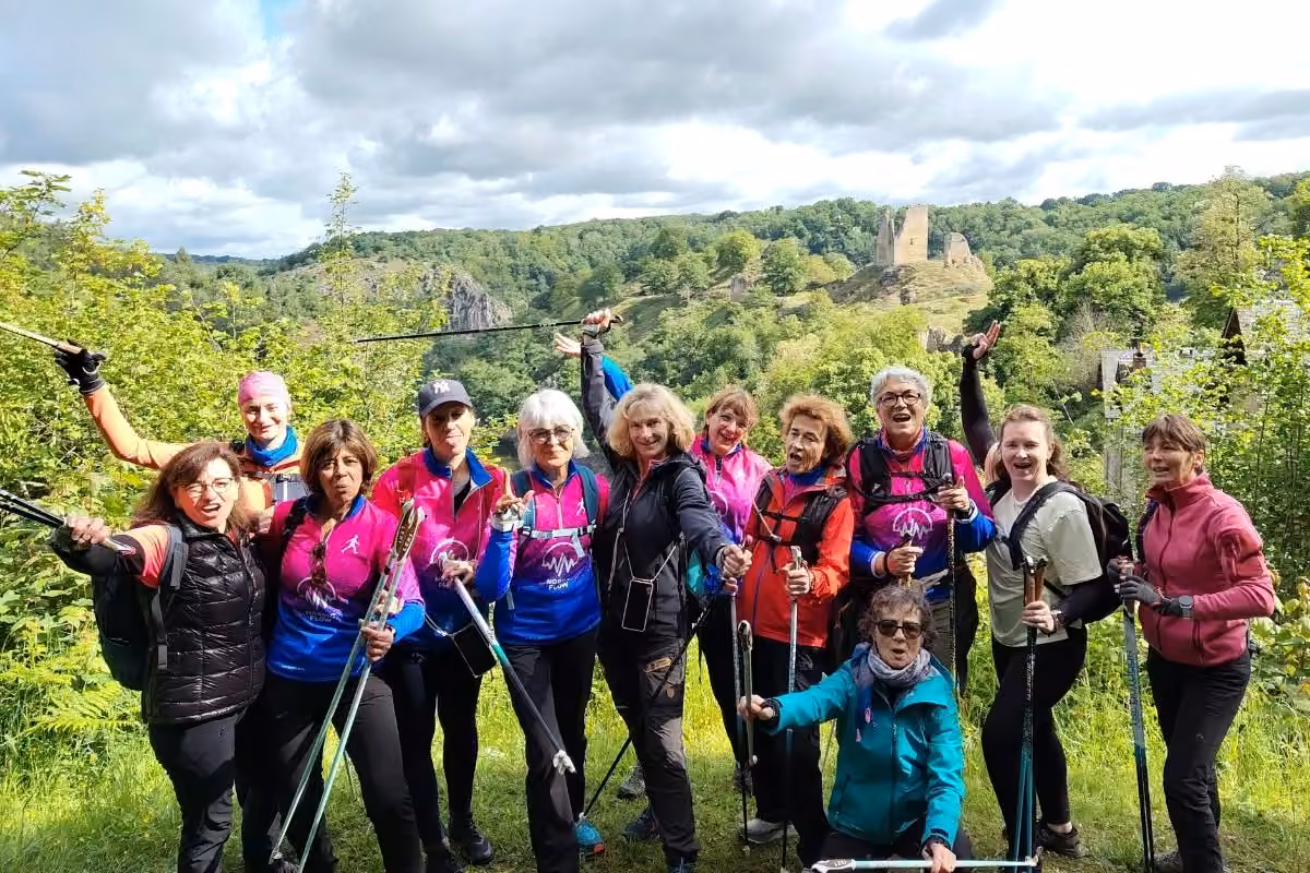 Groupe de stage en tenues roses devant une vallée boisée en Creuse