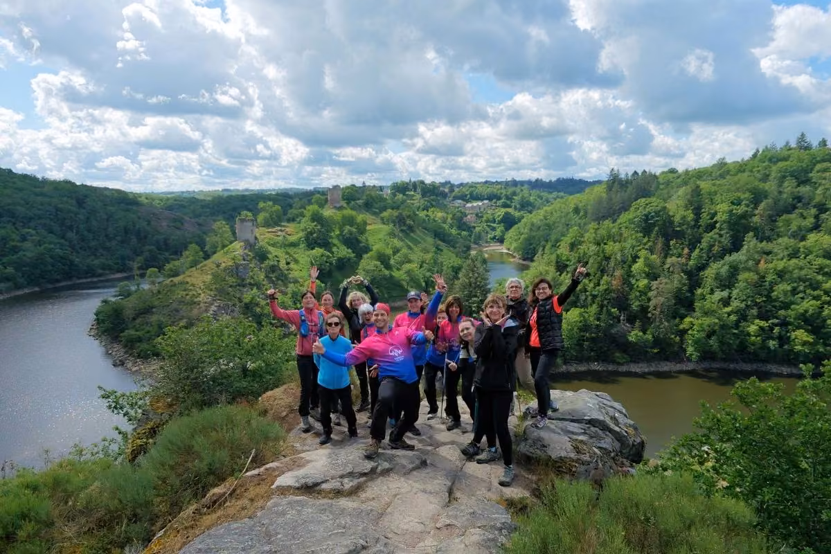 Groupe de stage sur un promontoire rocheux au-dessus d'une boucle de rivière en Creuse
