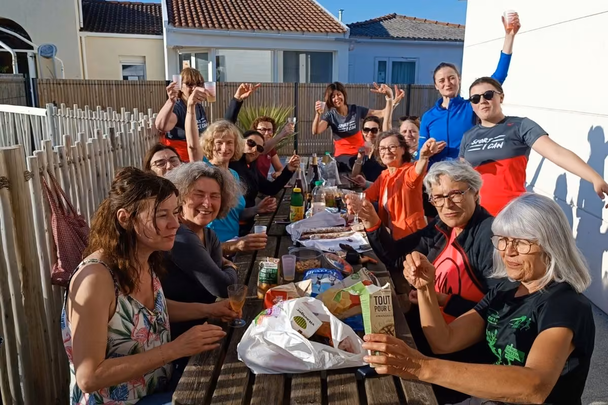Participants partageant un repas en terrasse après une sortie en Vendée