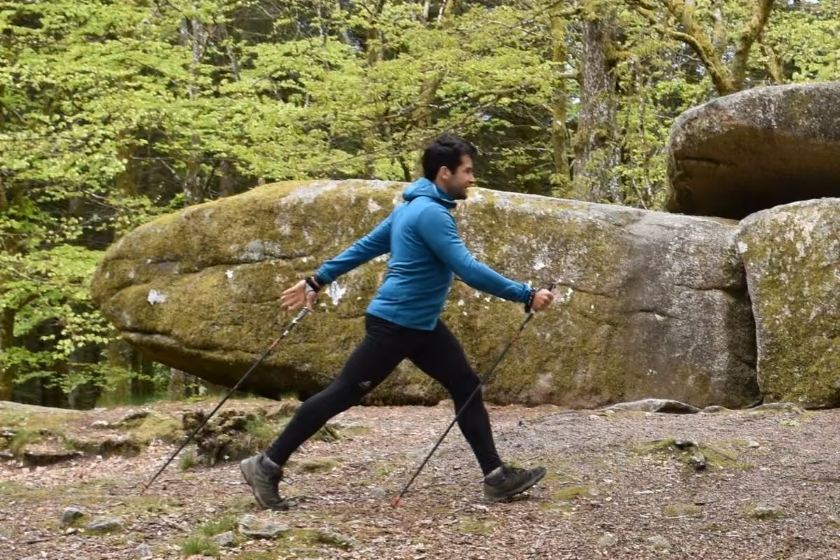 Foulée de marche nordique devant les rochers de granit du Morvan