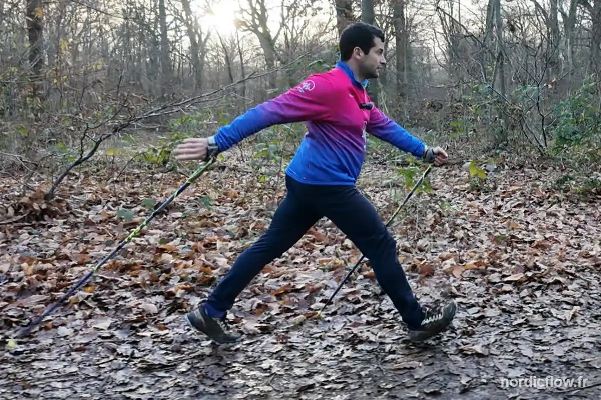 Technique de marche nordique : grande foulée et poussée des bâtons en forêt